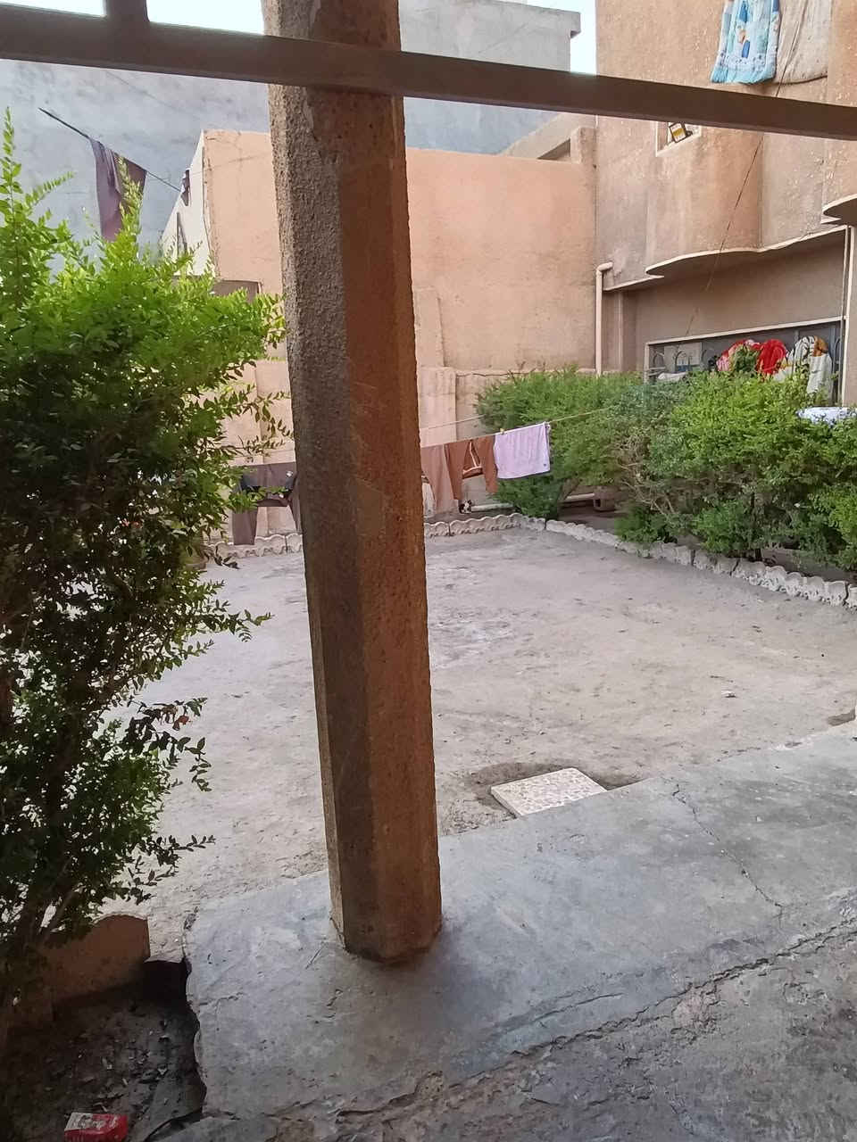 بيت للبيع المساحة 300م الجبهه 12 والنزال 25م طابو صرف يحتوي 6 غرف نوم وصاله استقبال وهول ومطبخ وحمام عدد 3 موقع الدار شارع المدارس الاكرمين شارع تجاري  يربط الشهداء بالشرطه الخامسه نافذ قرب افران المياحي السعر 370 وبي مجال
للأستفسار ***********
