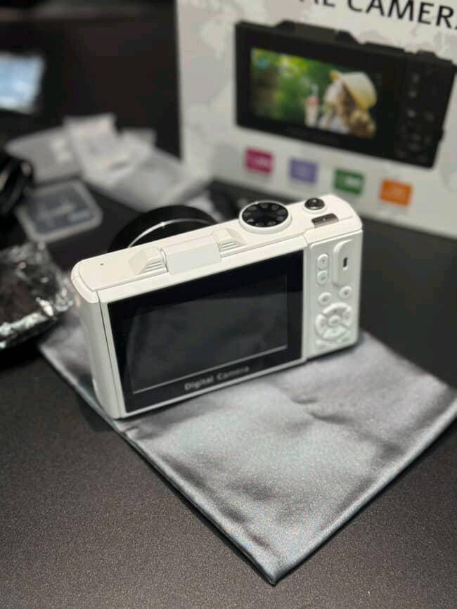 كاميرا/كامكودر رقمي UHD

بحالة ممتازة وتعمل بكفاءة كاملة، توفر تصوير فيديو وصور بجودة عالية. تأتي مع جميع الملحقات الأساسية:

• شاحن
• بطارية
• بطاقة ذاكرة (رام)
• غطاء للعدسة
ملاحظة:مع وجود تطبيق خاص بالكاميرا للحصول على الصور ونقلها من الكاميرا للهاتف الخاص بك

نظيفة ومستخدمة بعناية، سبب البيع عدم الحاجة إليها. للاستفسار أو طلب صور إضافية يرجى التواصل.