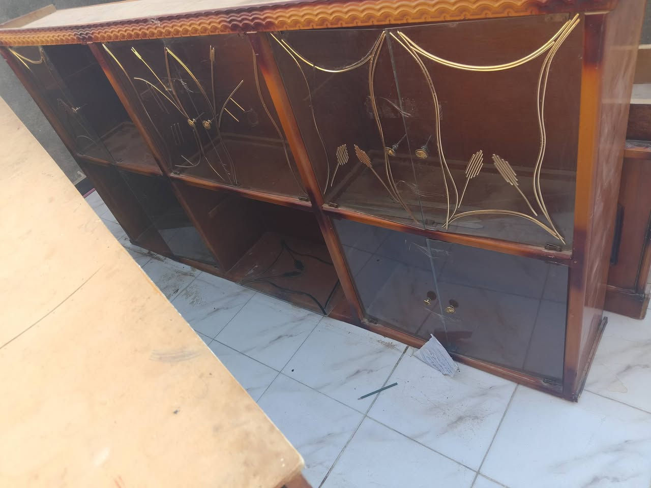 للبيع معرض مع نضيده سعر ١٠٠الف  
***********
