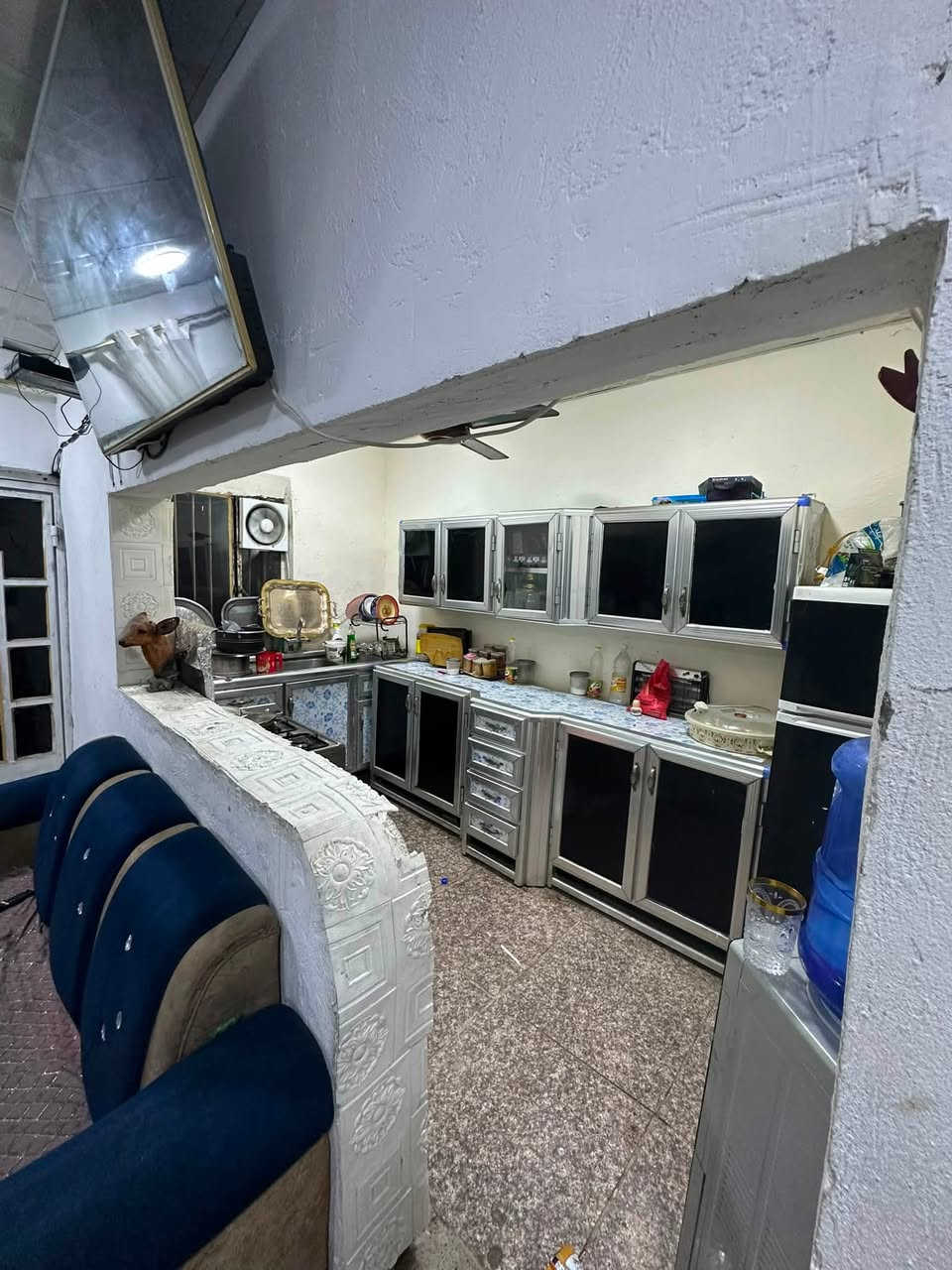 سلام عليكم بيت تجاوز للبيع بغداد الزعفرانية شارع المعهد قرب مدرسه الكندي تفاصيل البيت غرفتين وهول وترك ومنور وحوش وحمام ملاحضه البيت مجاري وكهرباء خطين رقم التواصل ***********
