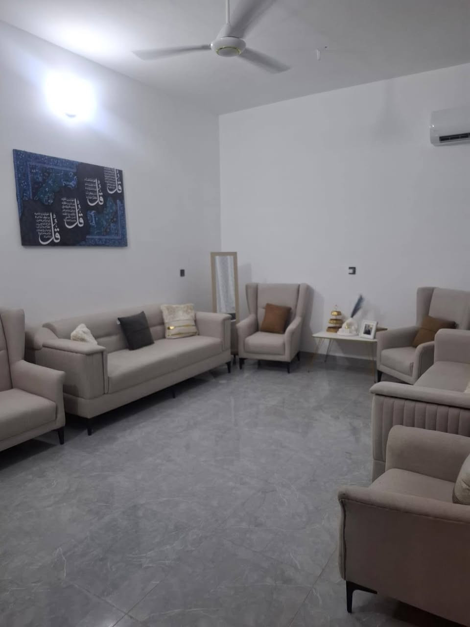 يالله سلام عليكم دار للبيع بغداد المدائن قرب مرقد سلمان المحمدي ع بستان الكراغول طابقين الطابق الأول يتكون من غرفة نوم وصاله استقبال مطبخ صحيات داخلية خارجيه والطابق الثاني غرفتين نوم وصاله وصحيات جنس الأرض زراعي ٢٥ الأساس رفت قريب على الشارع العام السوك السعر ١١٠ وبي مجال للاستفسار الاتصال على الارقام *********** أو *********** وات ساب الدار مساحه ١٠٠ متر واجهيه ١٠ ونزال ١٠
