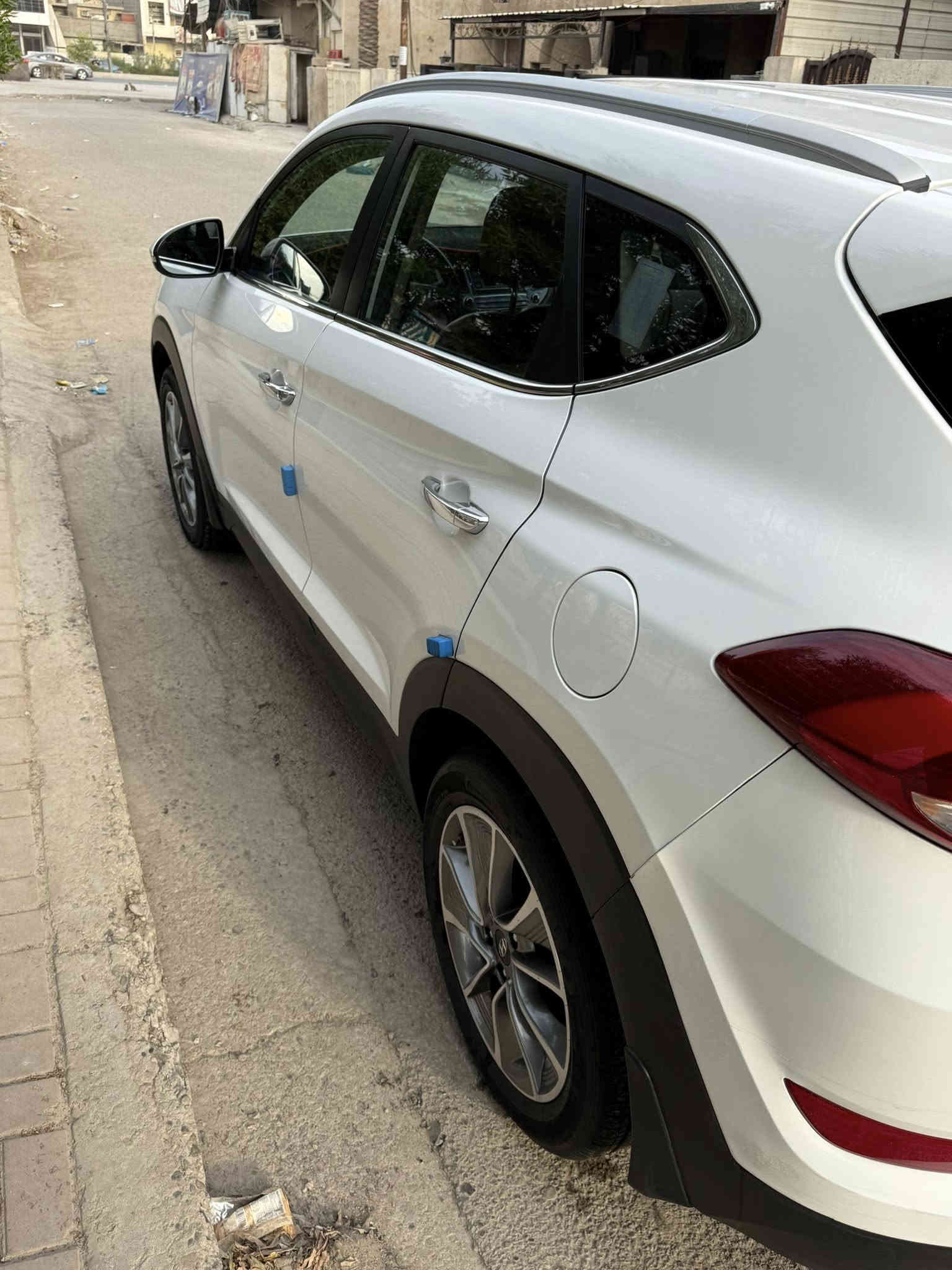 السلام عليكم توسان خليجي 2018 
المواصفات:-
تحكم ستيرن جهتين 
‏Aux+ USB
تحكم قياده ( عادي ، سبورت ، ايكو )
اشاير بالمري 
مري شفط 
5 ويل كب 
لد نهاري ليلي 
مقاعد تغليف جلد + الارضيه تغليف جلد 
حساسات خلفية 
كامرة خلفية 
يدات نيكل 
محرك 2000 دوش 
السياره ماشية 115 الف كم قابل للزيادة 
بيها بارد باب السايق وباب بصف السايق قطعة صغيرة ( السيارة بدون صبغ ) 
رقم الماني تحويل ثاني يوم ( مرور التاجيات ) 
سنوية مشروع وطني
السعر / 180$
للاستفسار الاتصال *********** واتساب
