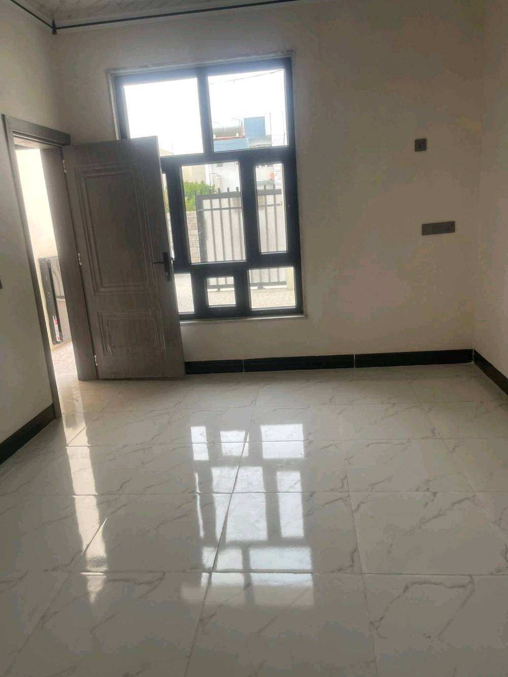دار للايجار شريكة طارق 77خلف تجاري 
100متر طابقين الارضي 250
وطابق الثاني 200
فول 
***********