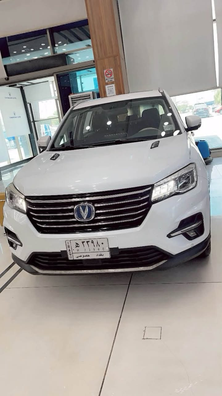 شانجان cs75 موديل 20 فول مواصفات ماشيه 125 الف مكانه بالدوره السعر 18 مليون السونار مرفق مع الصور *********** 

* المحرك:
    * 1.5 لتر تيربو.
    * القوة: حوالي 178 حصان.
    * العزم: حوالي 265 نيوتن.م.
* خزان الوقود: حوالي 58 لتر.
* استهلاك البنزين: تقريبًا 7–8 لتر لكل 100 كم (حسب السواقة).

التجهيزات

* مصابيح LED أمامية وخلفية.
* شاشة عدادات رقمية.
* شاشة وسطية كبيرة للمعلومات والترفيه.
* كاميرا 360° (بالفئات العليا).
* حساسات أمامية وخلفية.
* تشغيل السيارة بالبصمة (زر Start/Stop).
* دخول ذكي بدون مفتاح.
* مثبت سرعة.
* مكيف أوتوماتيك مزدوج.
* فتحة سقف بانوراما (حسب الفئة).
* مقاعد جلد مع تحكم كهربائي للسائق (بعض الفئات).

أنظمة الأمان

* 6 وسائد هوائية (حسب الفئة).
* ABS.
* EBD.
* ESP (الثبات الإلكتروني).
* نظام مانع الانزلاق.
* مساعد صعود المرتفعات.
* مساعد نزول المنحدرات.
* مراقبة ضغط الإطارات (TPMS).

الأبعاد

* الطول: حوالي 4.7 متر.
* العرض: حوالي 1.86 متر.
* الارتفاع: حوالي 1.71 متر.
* قاعدة العجلات: حوالي 2.71 متر.

المميزات

* شكل عصري.
* عزل جيد.
* محرك تيربو نشيط.
* تجهيزات كثيرة مقابل السعر.
