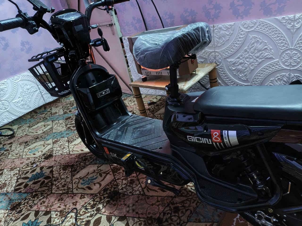 السلام عليكم عندي دراجه شحن للبيع الدراجه مكفوله برغي مفتوح بيها واليوم طلعتها من الوكيل واريد ابيعها الشرايد تفضل خاص سعر مناسب جدن *********** وهذا رقمي اتصال
