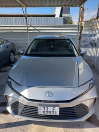 للبيع تويوتا كامري هايبرد 2025 فئة LE ماشيه 15 الف ميل مواصفات نص فول ...