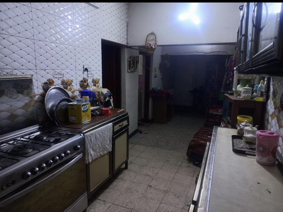 السلام عليكم
بيت للبيع مساحه 135 متر ( واقع حال 140 متر ) واجهه 7 متر نزال 20 يحتوي في الطابق الارضي على مطبخ + هول + غرفه نوم + صحيات + حديقه خارجيه + حمام خارجي والطابق الثاني معزول يحتوي على غرفه نوم عدد 2 ومطبخ وصحيات البناء قديم ومؤجر حاليا موقعه في الزعفرانية - الرشيد - مقابل بوابه الشموخ يبعد 500 متر عن الشارع العام البانزين خانه 
للاستفسار : ‭0771 586 5790‬
