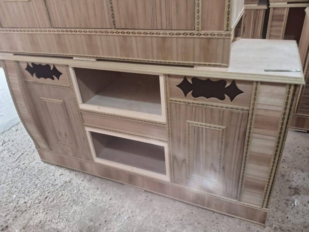 للبيع طول بوفيه ١٨٠  سعرها ١٥٠ الف  آخر واحده طوله ٢ متر  سعرها٢٠٠ ميز صغير ٧٥ عنوان فلوجه يم جامع الكبير رقم *********** للإستفسار
