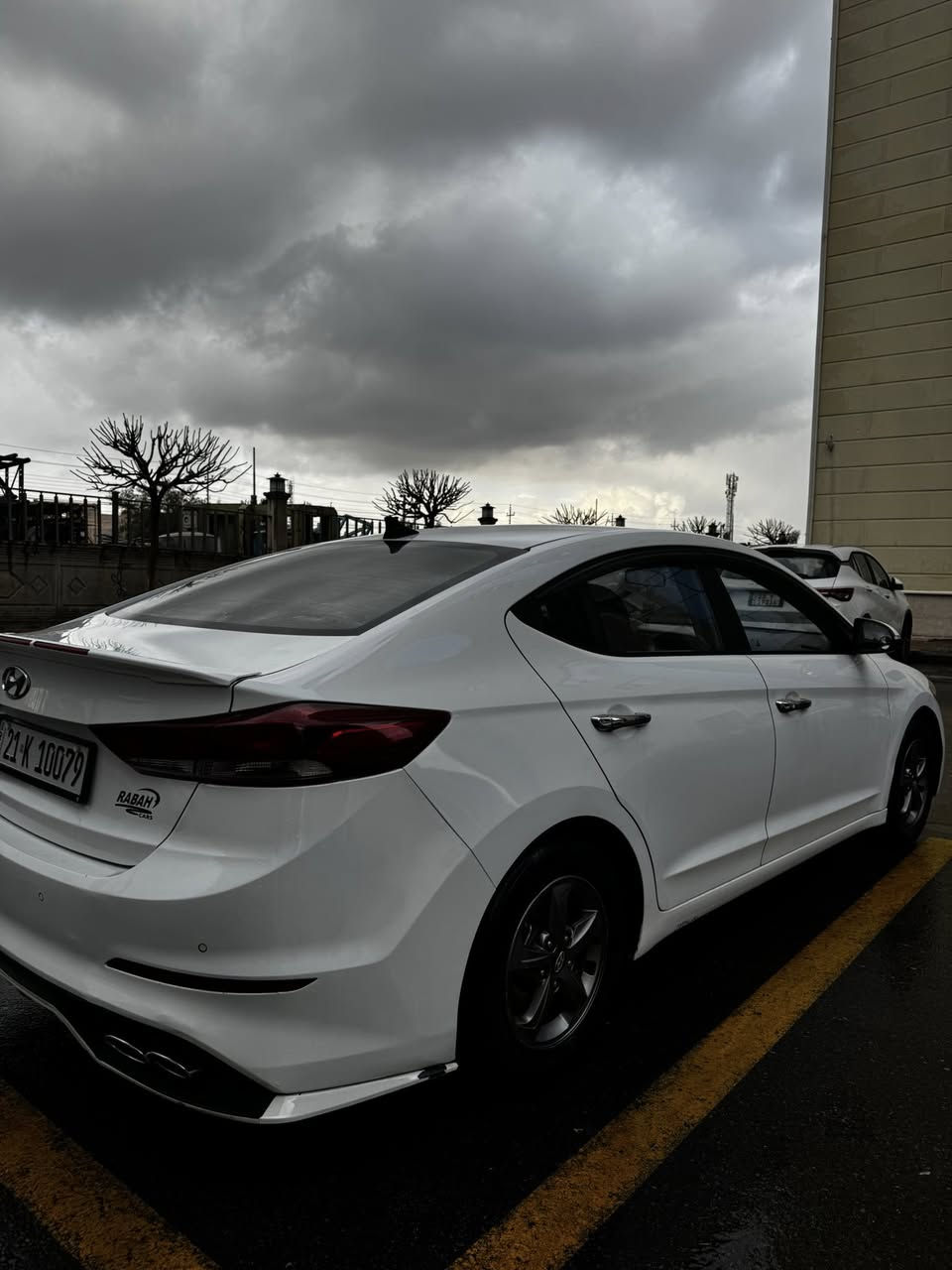 هيونداي النترا (افانتي) 2017 وارد كوري كلين.
ماشية 98,100كيلو متر، رقم سليمانيه باسمي.
سنوية ورقم جديد وهزة جديدة
السيارة تعتبر كلين بيها الدوسة من جهه السايق معدله ومصبوغه ومن جهة السكن فقط شبر معدل ومصبوغ
واني صبغت الدعامية الامامية والخلفيه للجمالية موضحه بالصور.
محرك 1.6 GDI
شاشة 
كامرة خلفيه
حساسات خلفيه
تحكمات ستيرن
مرايات شفط
سعرها 137$ وبيها مجال شرط التحويل. 
مكان السيارة اربيل مجمع لالاف ١٥٠
 رقمي ***********
