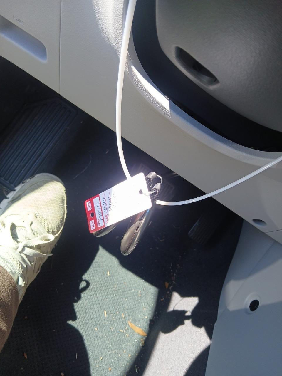 السلام عليكم مرخصت الادمن المحترم كونا 24 السياره داخله مدفوعله كمرك بدون تصليح السعر 140 للحادث موضح بلصوره بدون تصليح 
السياره 
بصمه 
حساسات 
رادار
اشاير + هيتر مري 
شاشه 
ماشيه 17000 
كامره 
تنفس اصطناعي
مكينه 2000 
موجوده بالبلديات ***********
