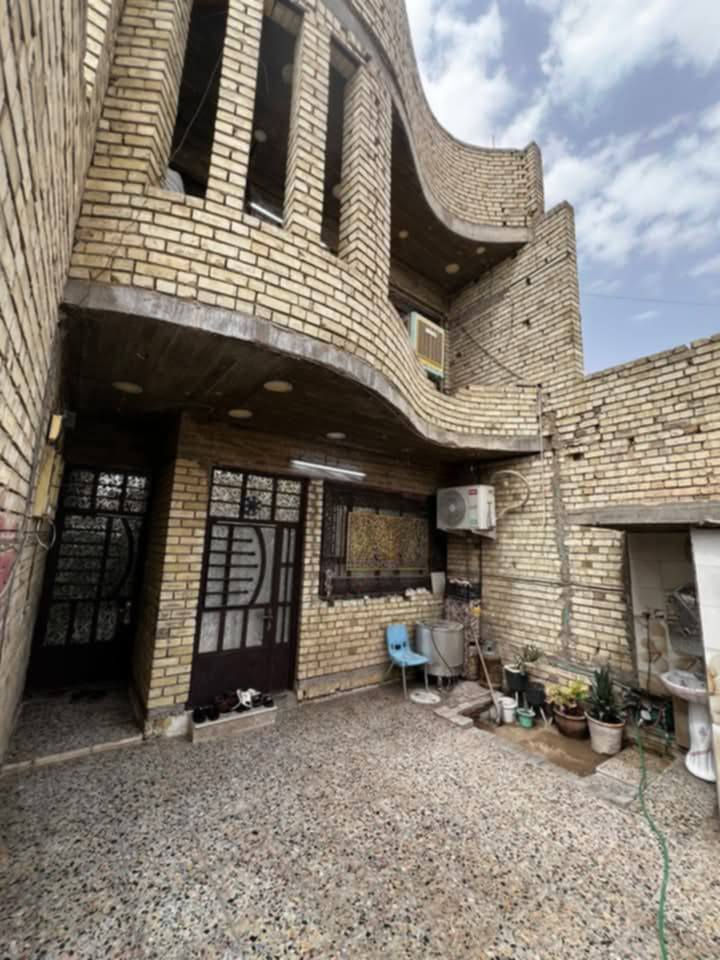 السلام عليكم 
دار للبيع في قضاء الحسينية بالقرب من السوق الكبير خلف مرطبات العذراء الدار مُلك صرف مساحة الدار 120 متر نزل 20م واجها 6م طابقين 
بناء حديث مؤسس من 3 خطوط ماء و 3خطوط كهرباء والبناء رفت و كاشي وسيراميك درجة اولى والدرج صب مغلف مرمر وارتفاع الطابق الاول 3.20م صافي والثاني 3م
مساحة الكراج 6*5 يحتوي على حديقه صغيره 
الطابق الاول:
 مدخلين للاسقبال والصاله
مكون من استقبال مسحاتها 4.30*4.20 م 
صاله للجلوس مع مطبخ بارد
غرفه مساحتها 4.25*4.25
وحمام داخلي + تواليت خارجي 
و مطبخ حار 
الطابق الثاني:
غرفة مساحة 6*4.20
وغرفه ثانية مساحة 4.25*4.25
وحمام 
طابق الثالث:
مخزن 
وسطح امامي وخلفي شتايكر 
للاستفسار الاتصال على الرقم *********** او واتساب
