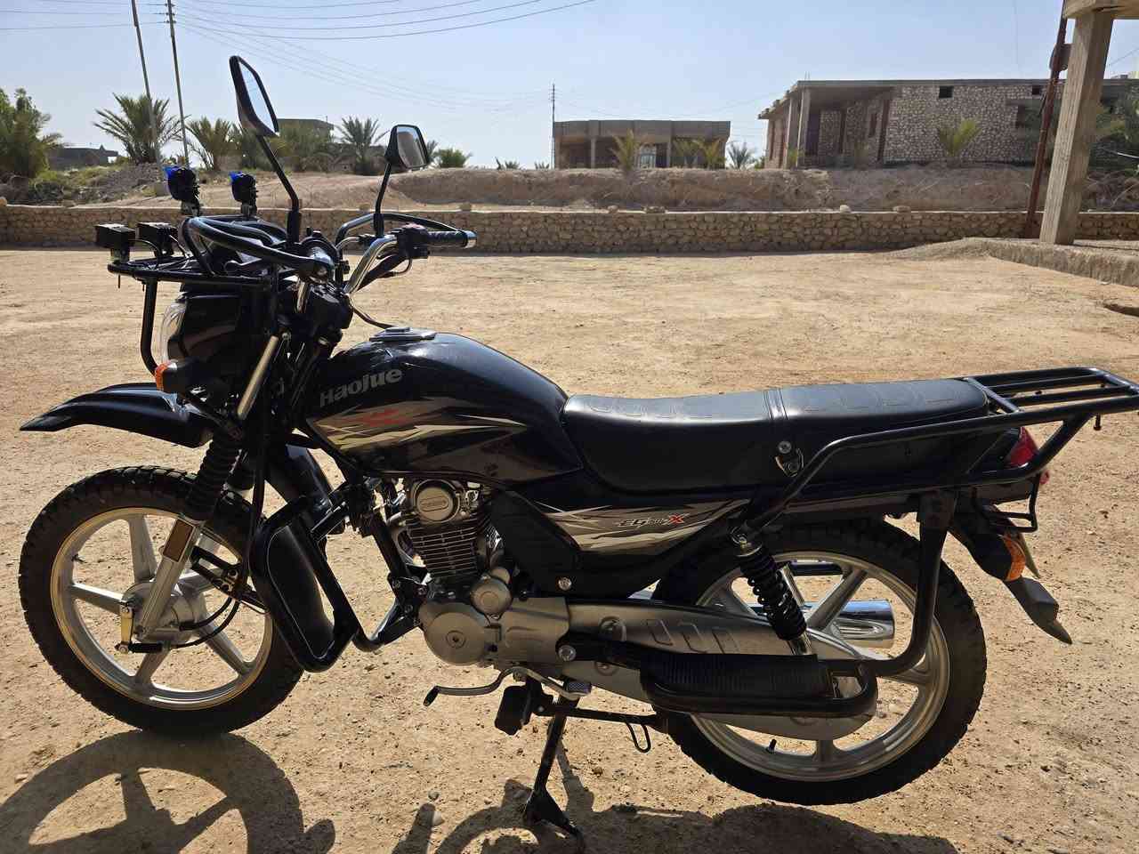 السلام عليكم
دراجه للبيع هاوجي جبلي موديل 25 كفاله عامه 
السعر 《مليون و300 》وبي مجال ماشي 5000 الف كلش جديد نضافه فول نشاط فول محرك 150 بعده شركه مابي اوراق اكفله من كلشي مكاني الرمادي الجزيره البونمر 
للاستفار  ***********
