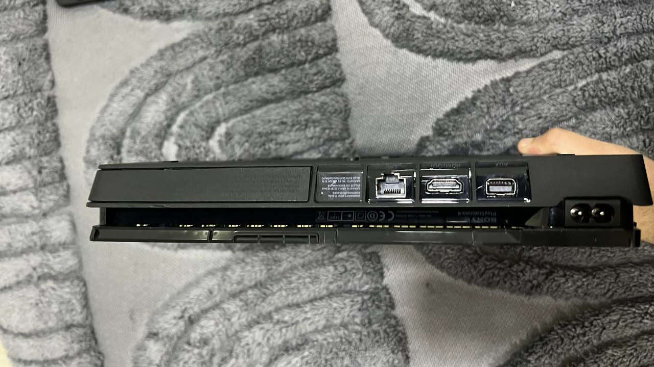 السلام عليكم ابلي 4 سلم  نضيف ماداخل صيانة ويا كارتونة مالتة  HDmi ويا يدات 2  وعندي احساب بي fc25 من الستور وبعد كم العبة وذاكرة الجهاز 500 العنوان بغداد اليرموك 

السعر 230 وبي مجال.    الهاتف ***********
