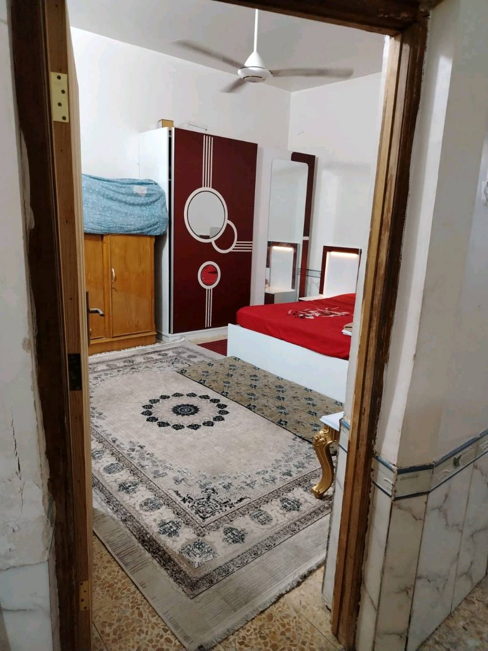 بيت في الحي الصدر الثالث الكوفه يبعد عن ميثم خمس دقائق عن الشارع ا ركن على شارعين 200متر طابقين ثلاث غرف كبار استقبال كبير ثلاث حمامات كاشي سيراميك مشمول بقرار320 تطويب على بلديه الكوفه السعر 90 مليون وبي مجال الاتصال *********** الشارع. 18 حسب ترقيم المختار