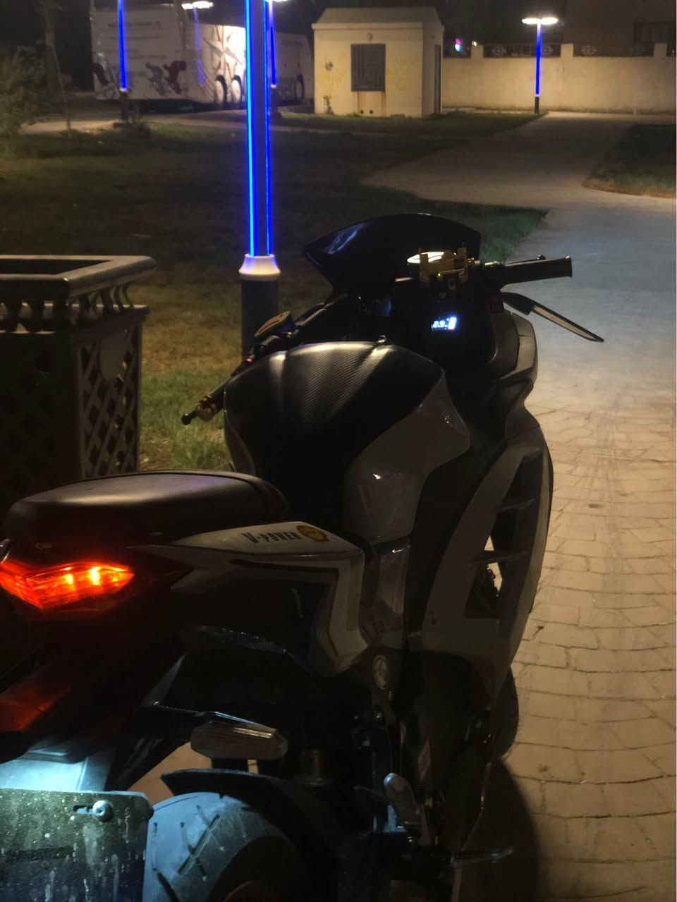 السلام عليكم دراجه بطح شحن للبيع

المواصفات:
1_ملف الدراجه 3000W.
2_الممشى 4000KM .
3_السرعه 137KM باساعه
4_ التعديلات ستاندرياضي . كبات براغي ذهبي . 
رقم سبع الوان . اشاير لكسزز خلفي وامامي جناح امامي.
5_لايتات اماميه  شغل خاص .عالي ابيض
زنون.ناصي اصفر .والنهاري الوان .احمر وازرق
وبنفسجي وفدرالي.
6_دبل دسك امامي وبريك خلفي قوي جدا.
7_وتجي بصمتين وتشغيل عن بعد وقفل وفتح 
 8_تجي بيه نضام R الرجوع إلى الخلف.

الملاحضات:
1_شخوط بصيطه .
2_ضرر باكفر الجانبي .

المكان البصرة 
 للاستفسار ‎***********
.
.
.#البصرة #دراجات #شحن #دراجات_للبيع #بايكر #بايكرز #bikers #biker البصرة, العراق
