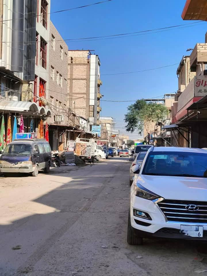 عقار للبيع 
بنايه طابقين للبيع 
العنوان النجف منطقة خان المخضر الجديده الاولى قرب شارع الهاتف منطقة تجاريه مميزه وارد ايجار جيد تتكون البناية من طابقين الطابق الاول ثلاث محلات وقاعه ارضيه والطابق الثاني قاعه مفتوحه على كبر البناية بناء قبل خمس سنوات ممكن بيع نصف العقار للاستفسار ***********
