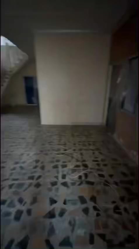 للبيع  دار مساحة ١٥٠ م طابقين يحتوي على ٤ غرف نوم نظيف جدا بناء ٢٠١٣  يقع في بغداد حي الشباب للاستفسار الاتصال على الارقام التالية     ***********.          ركن الحافظ للعقار
