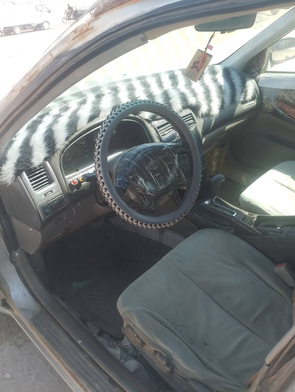 السلام عليكم سياره نيسان مكزمه مديل 2000 مكفوله كصه ونغل وضربه رقم نكليزي مخصصين لها  دواخل جيس كير ومكينه بلد جدد تخم تاير جدد حداديه جديده السعر 37مكاني البصره الزبير رقم الهاتف ***********
