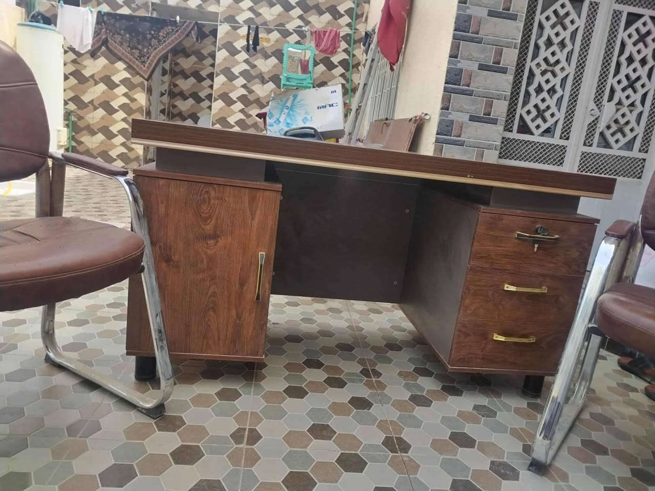 مكتب مع كراسي للبيع نضيف كلش للبيع سعر  
300 وبي مجال 
رقم ***********
مكلف بنشر لاتصال بلرقم
