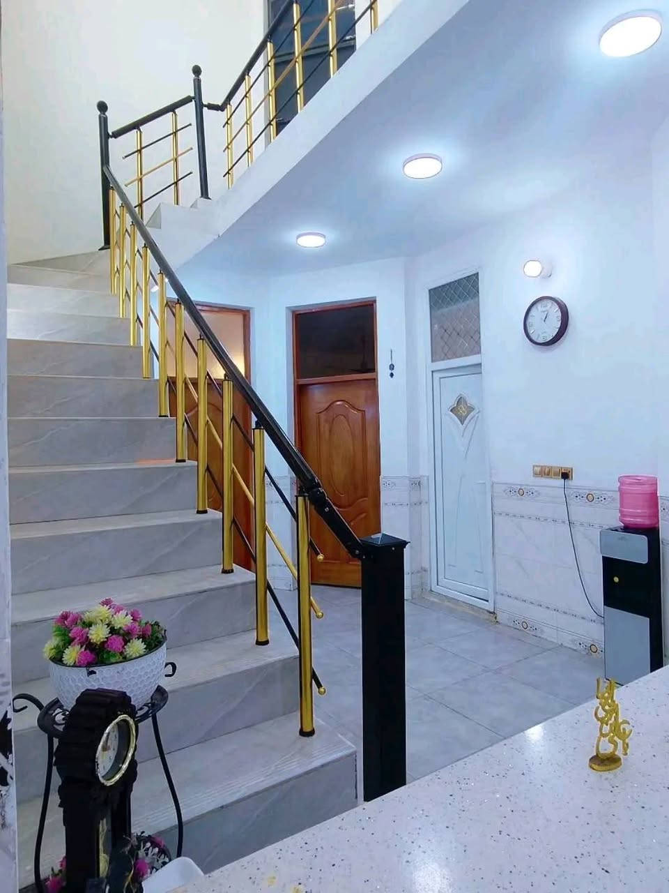 مشتمل للبيع المساحه 125م سند 25
بناء حديث 
غرفتين نوم استقبال وهول ومطبخ ومجمع صحيات
الورديه -شارع المشجر قرب الملعب ثاني بيت عن التبليط الفرعي للاستفسار الاتصال على الرقم  ***********
