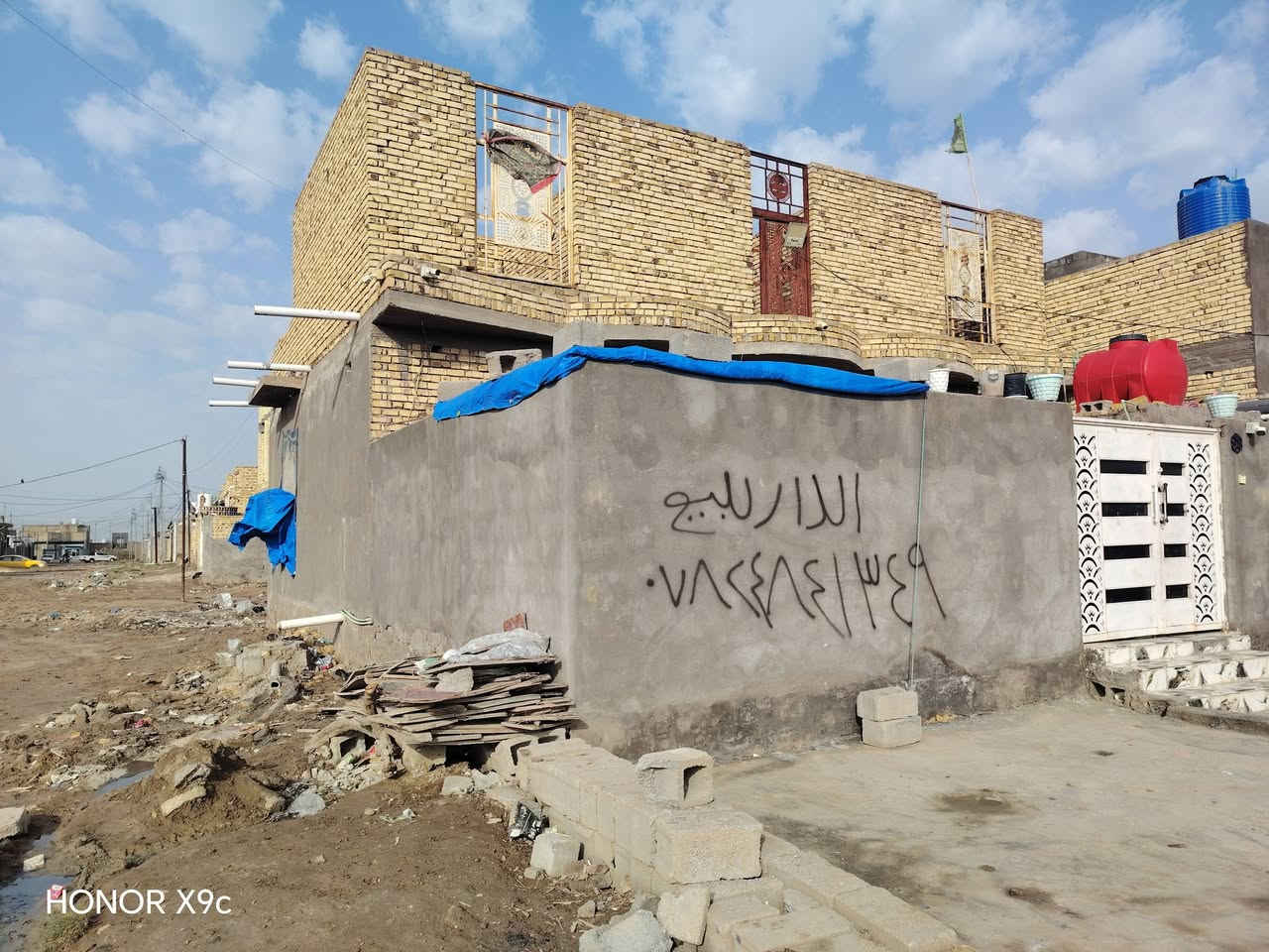 *********** حي العلام الثالثه شارع سايدين قريب على. يحتوي البيت ع طابقين الأول غرفه ومطبخ وصاله 8 4 دوانيه هم 8 4مساحت الكراج 12 6
