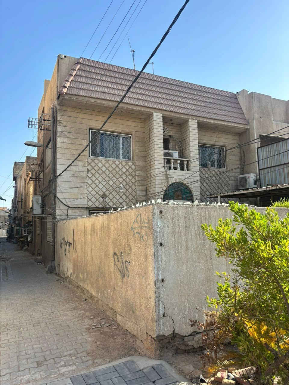 بيت تجاري ركن في إسكان المنصور شارع المخازن ( شارع 23) يحتوي على 3 نوم وصاله ومطبخ وخدمات بالاضافه إلى تشجير ورصيف عريض بموقع مميز وبسعر مناسب للاتصال بنا ***********

