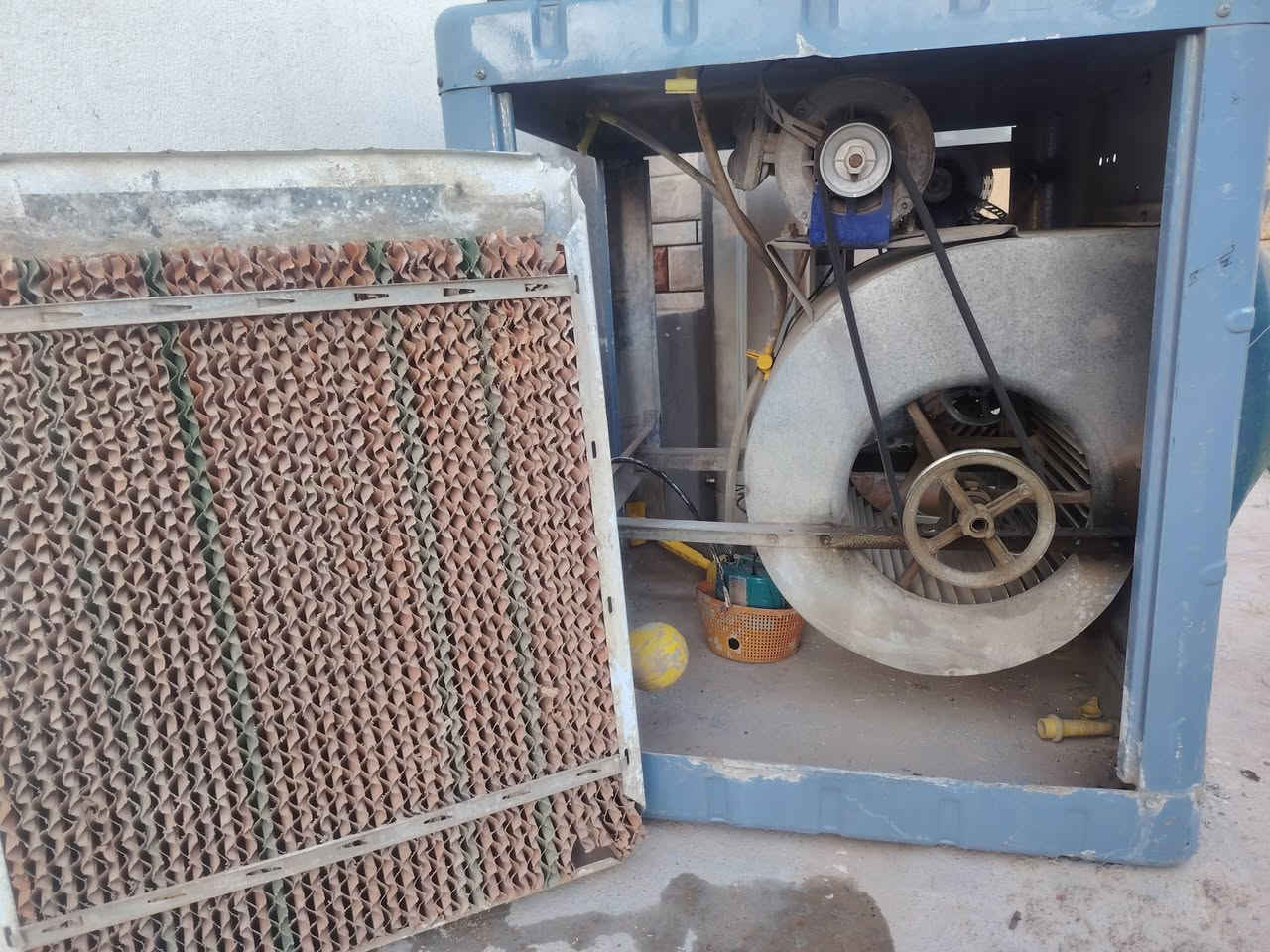 مبردات رقم واحد نضافه و تربريد  و جدد هواهن اذا مو كدام العين و انطي بيهن شرط ثلج  و تبريد ثنين خشنات و مرتبات وحده سعرها 90و الثانيه 80 مكاني الحاج علي الحصيه ***********رقمي تصل و تدلل
