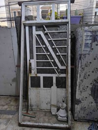 باب • نظيف • يحتاج صبغ