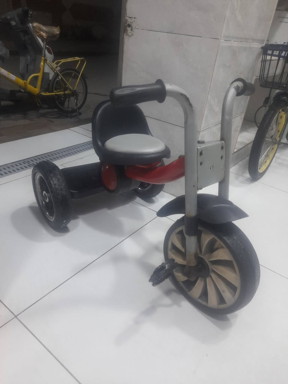 السلام عليكم 
متاح باسكل حجم ١٦ أوربي نوعية ممتازة كامل من كلشي اي نقص مابي ٣٥ الف وباسكل ثلاث تايرات السعر ١٥ بعقوبة التحرير 
***********
