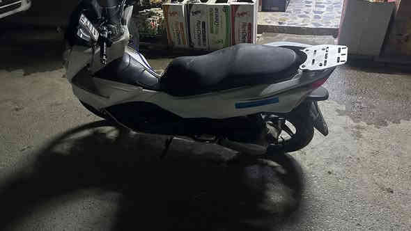 السلام عليكم للبيع أو مراوس.  Pcx جيل ثاني ياباني ١٥٠ سكيورتي. دراجه خرسه كهربائيات كلها شغالة حساسات سدحام ستان كيلو متر كلها شغالة الدراجة مكفولة من كل شيء تجي تأخذها من الباب دراجة ما صارلي أسبوع من جفتتها السعر مليون و 400 وبيها مجال و إذا ما عندك تجي تأخذها بلاش وتروح المكان بغداد مدينة الصدر الكفاءات الرقم                        ( ***********) اوراقها كاملة مكملة
