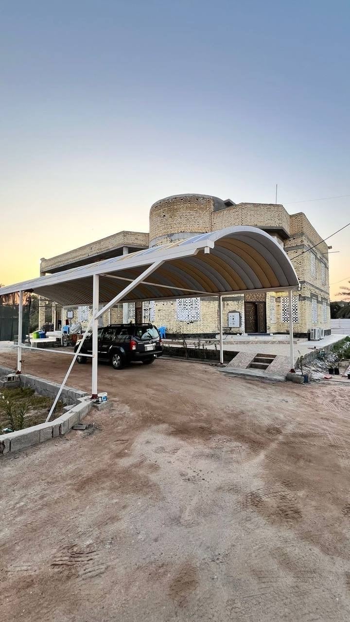 دونم مع بيتين في التنومه نهر حسن شارع الدواجن 
يحتوي البيت الاول (الكبير)
بناء طابوق الطيب درجه اولى والكونكريت تسليح حديد اوكراني 
الطابق الارضي  
١-مساحه البناء ٢٠٠م 
٢-ديوان ١٠*٥ مع جبس بورد 
٣-هول ٦*٧مع جبس بورد 
٤-مطبخ ٥*٦ مع جبس بورد 
٥-غرفه نوم سويت ٥*٥
٦-غرفه نوم ٥*٤
٧-درج مجنح (ملكي)
٨-حمام 
الطابق الاول 
جميع الغرف مع الصاله والبيتونه جبس بورد 
١-غرفه نوم سويت ٩،٢٥*٤،٥ عدد ٢
٢-غرفه نوم ٤،٥*٤،٥
٣-غرفه نوم ٥*٤ عدد ٢
٤-هول ٦*٧
٥-درج دائري 
٦-يفصل اليبتين منور ١،٥*٤
٧-حمام 
يحتوي البيت الثاني 
١-مساحه البناء ١٧٠م
٢-استقبال ٤*٥
٢-هول ٤*٥
٣-غرفه نوم سويت ٩*٥
٤-موزع مع مطبخ داخل الموزع 
٥- درج دائري 
٦- بيتونه+مخزن +سطح مفصول عن البيت الكبير 
٧-حمام 
الحديقه  مساحه الحديقه ٢١٠٠م 
١-نخل برحي عدد ٢
٢-نخل بريم عدد ٢
٣-نخل خصب عدد٢
٤-نخل خضراوي عدد ١ 
٥-سدر (نبگ) عدد ٤ 
٦-مخزن ٤*٦
٧-مجموعه صحيه خارجيه حمام + تواليت 
٨- سقيفه كي سبان 
٩-سقيفة سطح البيت

استفسار: ***********
