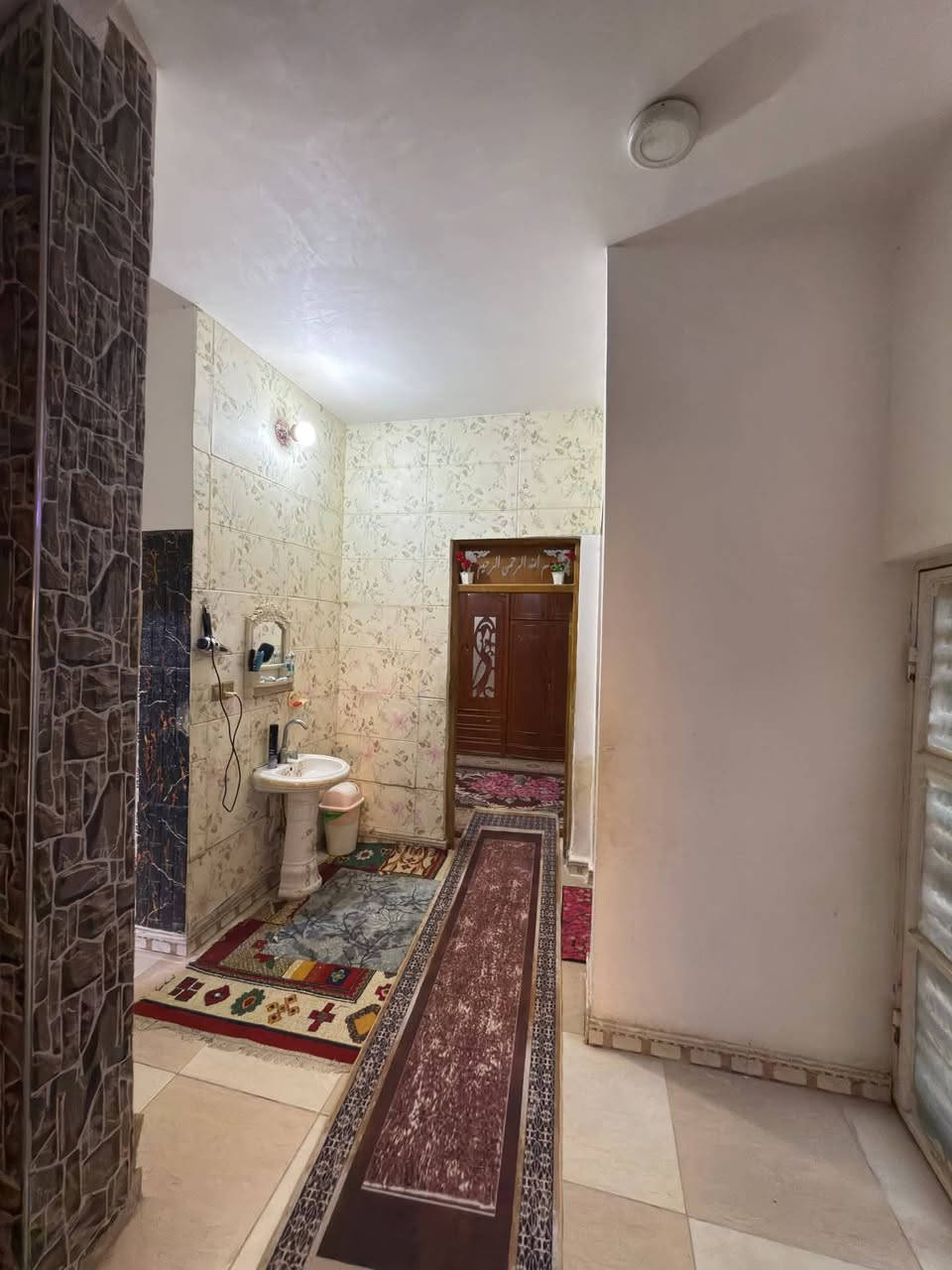 السلام عليكم اعادة النشر بسبب الوعود الكاذبه ادمن اقبل يرحم والديك/دار للبيع في حي الجامعه يقع علا شارع بعرض 20وقريب من شارع 20التجاري الطابق الاول اسقبال صاله مطبخ حار بارد غرفتين نوم/ مجمع صحيات الطابق الثاني 3غرف نوم صاله مجمع صحيات/ للاستفسار رقم صاحب الدار ابو مقتدى ***********
