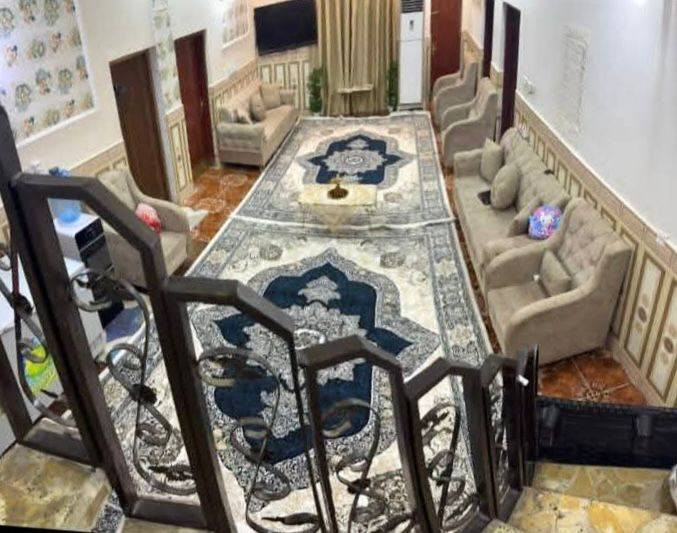 #للبيع
بيت بالحكم ٢٥٠م طابقين شارع ٢٠م بناء ٢٠١١ يباع مع الاثاث 
#التفاصيل 
الارضي براني وصالة ومطبخ وغرفة واحدة وصحيات خارجية وداخلية.
والطابق الاول فيه ثلاث غرف ومجموعة صحيات.
السعر خاص بناء على رغبة صاحب الدار 
للاستفسار وارسال عروضكم اتصل على ***********
مكتب دارك للعقار في السماوة 
الحي العسكري مقابل صيدلية التفاح الاخضر ومجاور صيدلية الاريج.
