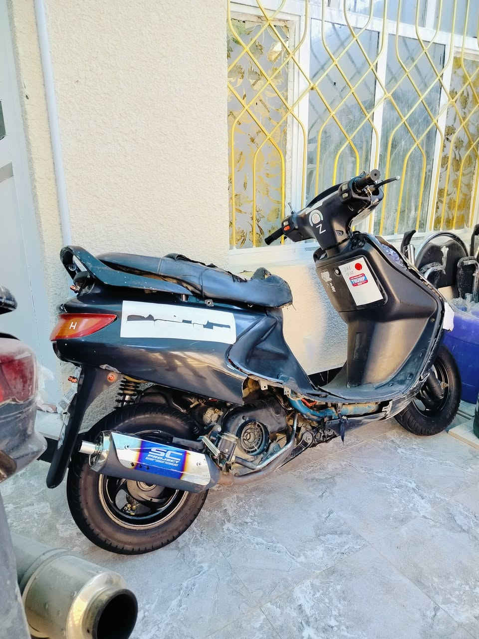 السلام عليكم دراجه فراشه للبيع كايمه طافيه  مكينه بلاديه شلعه ومعدل صاروخ تخم تايرات جدد سلف شغال ضفيره جديده دبل خلفي بلادي جديد قبق هندر جديد بلادي شرط  صالنصه رياضي Sc دراجه نضافته مثل ما موضح بالصور  قيم وأخذ مكاني ميسان للاستفسار ***********
