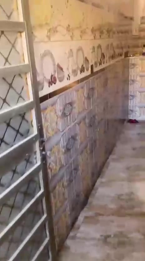 لايجار طابق اول معزول في شارع بوتو مساحه 150 متر يحتوي غرفتين صاله استقبال مطبخ خدمات بدل الايجار 400 قفل قفل لاستفسار ***********
