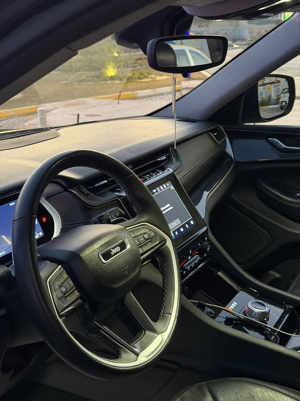 جيب لاريدو  5 راكب
الموديل : 2023 . (وارد امريكي) . 
المحرك : V6.  3.6L . 
العداد : .(90,000 m) . 

* الحادث موضح بالصور شفة البنيد مصلح نفسه او مصبوغ او رصعه بالتكمه الي فوك باب السائق ع كد شبر مصلحه او مصبوغه او بارد بالجاملغ الامامي صور الحادث او رقم الشاصي موجودات ويه الصور 
* رادار امامي مع مانع تصادم. 
* شاحن موبايل وايرلس. 
* تعديل وضعيات مقود السائق كهربائيا. 
* دفع رباعي
* شاشه كبيرة اوكامرا 
* نظام الخرائط (GPS).
* كير شفتر بالستيرن. 
* المصابيح الأمامية LED. 
* تشغيل عن بعد.
* الصندوق الخلفي كهربائي.
* المقاعد الأمامية للسائق كهرباء.
* حساسات خلفية. 
* 5 راكب.
* مانع تصادم خلفي.
* بلوتوث تلفون. 
* محدد سرعة. 

السعر 290 ورقه  مكان السياره بغداد حي الجهاد
 للاستفسار اكثر
***********
