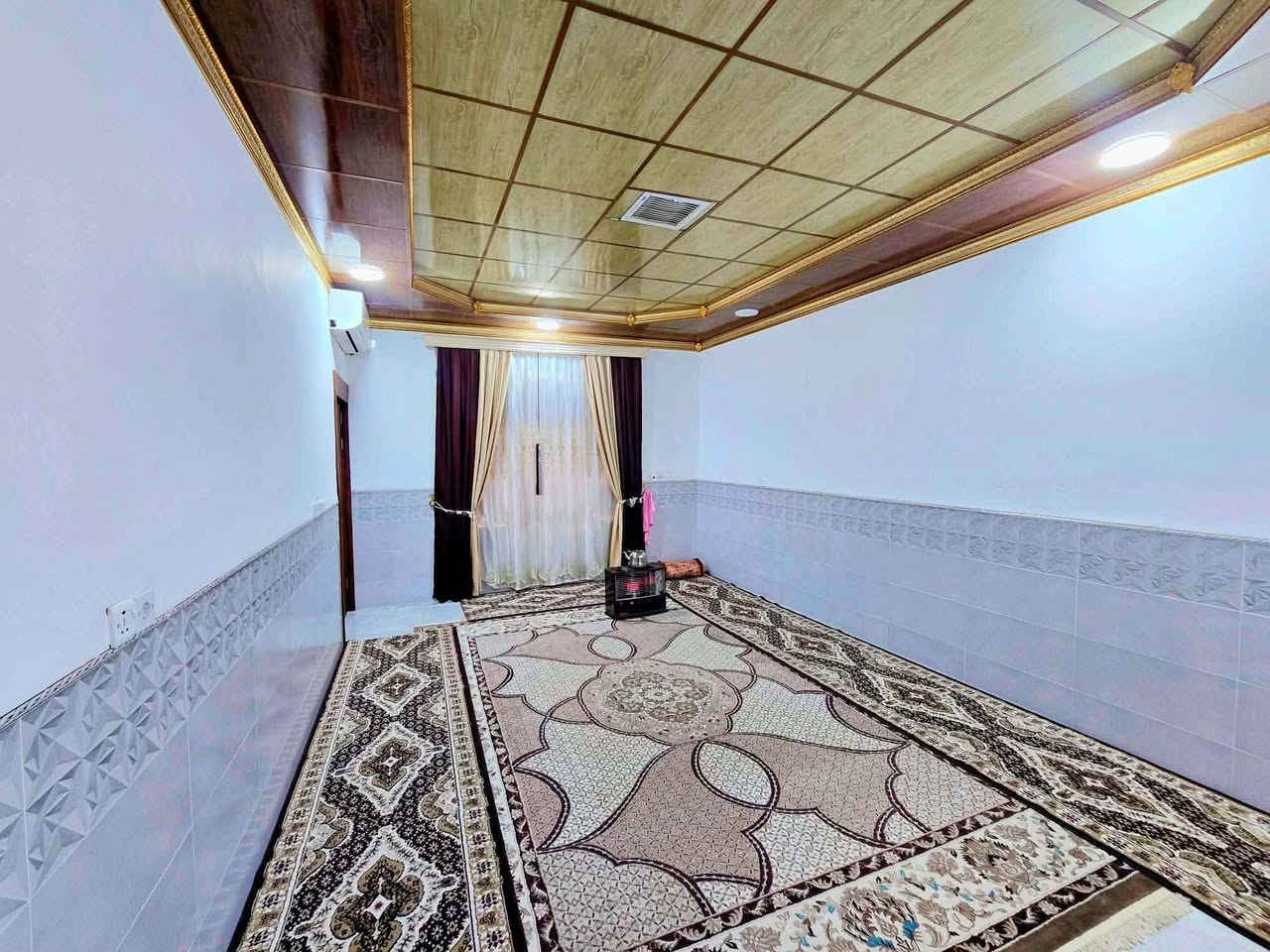 السلام عليكم 
دار للبيع طابقين المساحة (250م) الطابق الاول يحتوي على كراج ومحل واستقبال وهول ومطبخ وغرفتين نوم والطابق الثاني يحتوي على ثلاث غرف نوم وصحيات ويحتوي على نظام الدكت (تبريد مركزي) ونظام كاميرات نوع الدار (طابو صرف)
الاستفسار الاتصال على الرقم/***********
