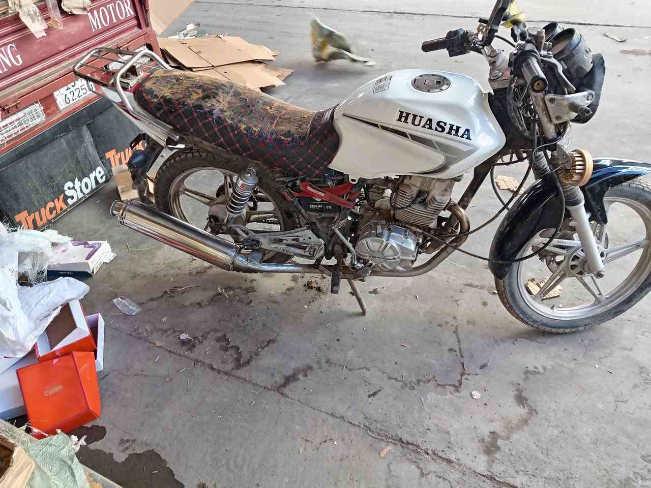 السلام عليكم دراجه البيع هيوشه 2017 مفتوحه  بس مره وحده   مراوس دراجه يراني  او للبيع   سعر 400وبيه مجال بصيط رقم ***********وبي واتساب
