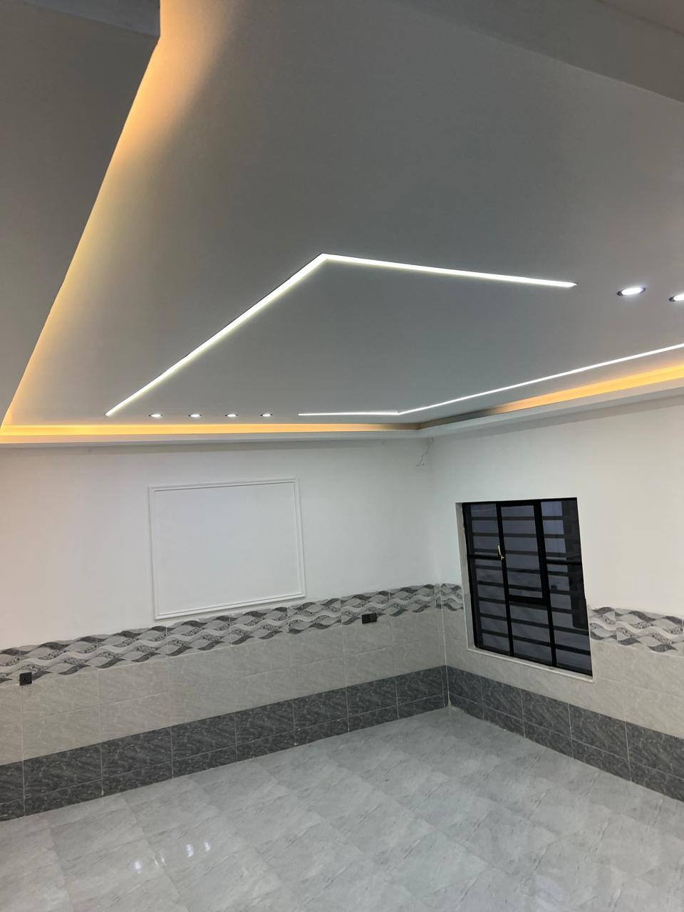 #عرض حصرا لدى #مكتب_الصقر_الملكي_للعقار 

دار للبيع زيرو   المساحة 180متر الواجهة 9 
الموقع حي الملائين الثانية مجمع الملك 
المنطقة كامل خدمات ماء +كهرباء+
شوارع مبلط +مدرسة. 
سند زراعي 25معاها وصل بلدية او وصل تمليك 
 البيت  يتكون من 6غرف نوم  طابقين  مع مطبخ مع صحيات عدد 3 مع كراج واسع 
السعر مناسب 125مليون بي مجال 
للاستفسار اتصلوا 
***********
***********
