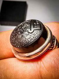 عقيق أسود • فضة ٩٩٠ • نقش الحي