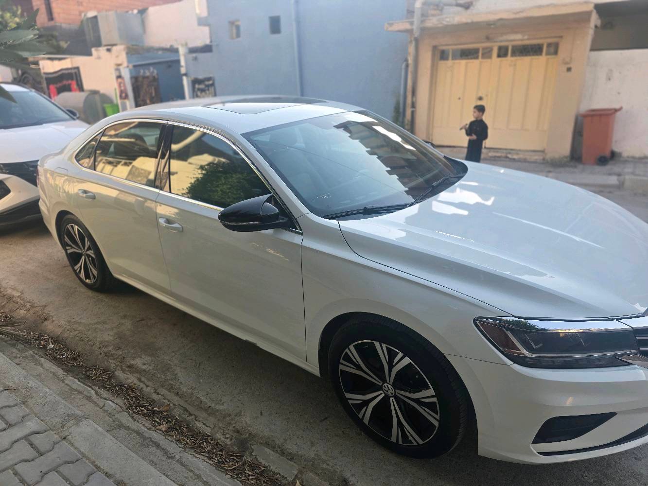 باسات فولسواكن موديل ٢٠٢١ معوقين باقي سنتين تفك سايرة كلين بدون ضرر محرك ٢٠٠٠ تيربو
ممكن تذكرلي الممشى الحقيقي للسيارة؟ وهل العداد أصلي لو بيه تبديل/لعب؟: 
ماشية ٧٧
شنو نوع القير بيها: أوتوماتيك عادي لو DSG؟ وشنو حالته من ناحية الغيارات والهزّة؟: 
اتو عادي سبورت
هاي الباسات شنو فئتها بالضبط؟ يعني كومفورت/سبورت/هاي لاين، وشنو المواصفات الموجودة بيها مثل كاميرا، سنسرات، فتحة، شاشات، تثبيت سرعة؟: 
سبور عادي 
السيارة وارد لو وكالة؟ وشنو وضع الأوراق والتخليص/التفويض أو أي مستمسكات مرفقة؟: 
وارد
وين مكان السيارة حالياً؟ والسعر بيه مجال لو نهائي، وتقبل تبديل لو فقط بيع؟: 
بعقوبة المركز 