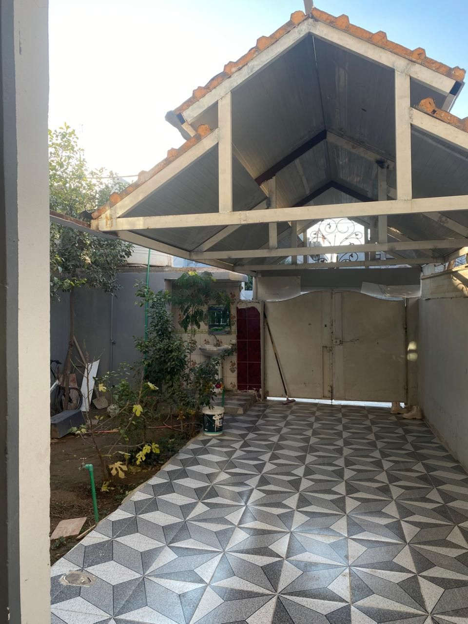 سلام عليكم بيت طابو صرف  مساحة١٥٠م منطقة حي الچناين حي الوحدة بناء حديث يحتوي على كراج ستقبال مطبخ صالة غرفتين نوم للاستفسار الأتصال على الرقم التالي ***********
