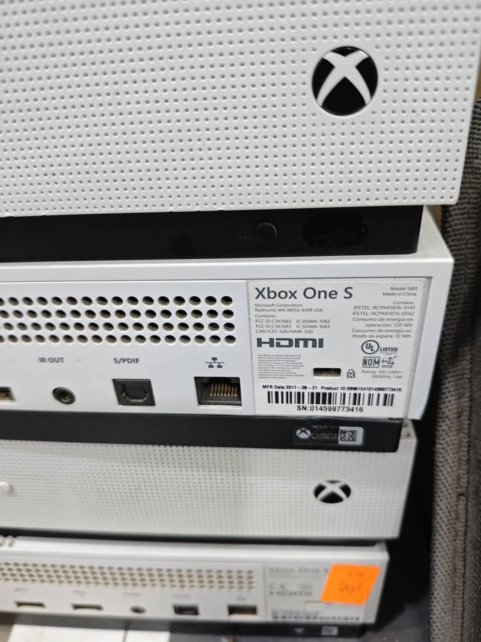 اكس بوكس ون اس عدد اربع قطع
2 تيرا و 2 500 كيكا 
سعر الواحد 100 الف واليريدهن كلهن يتفضل واتساب 
***********
