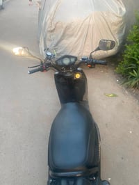 اخوان عندي هاي الدراجه موديل ٢٠٢٤ الشحن شكل السكنس الجبلي بس شحن .نضاف...