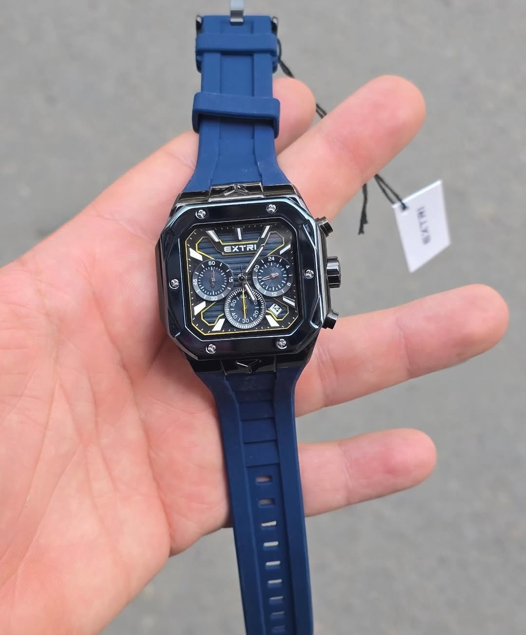 دكّة_الساعچـي ⌚️
.
ساعة EXTRI الرياضي الفخم ⌚️
تصميم مربع عصري ⌚️
ستايل يجمع بين الفخامة والسبورت يناسب جميع الطلعات والكجول اليومي 🔥
.
خامة قوية ومريحة باللبس ✨
تصميم ثلاث عدادات داخلية ⌚️
 ثقيل وتفاصيل داخلية رياضية جذابة 🔥
سير سيليكون مرن فخم 🔥
.
تحبها لون غامق لو فاتح ؟؟؟؟؟؟👀
.
السعر مفاجأة +صدمة 🔥
يتوفر توصيل لجميع المحافظات 🚚
#العراق #viral #reels #trending #luxurylifestyle g


**إذا كنت صاحب هذا الإعلان وتريد حذفه لأي سبب، رجاءا أرسل رسالة إلى الدعم الفني**