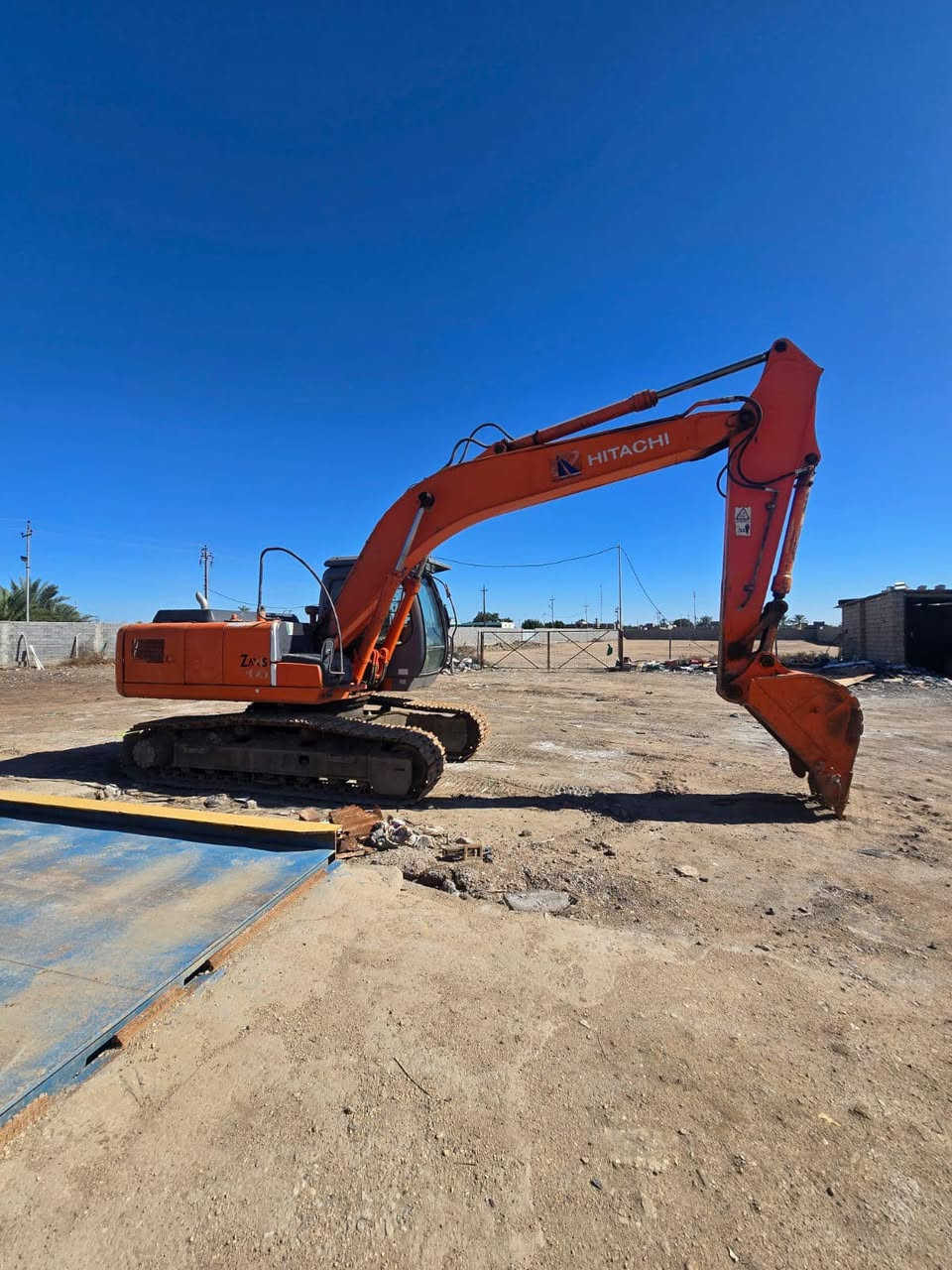 السلام عليكم 
حفاره هيتاشي Z 200موديل 2004
رقم ميسان اصولي شرط تحويل ثاني يوم 
حفاره كامله من كلشي ما بيها اي نقص 
مكينه ما مفتوحه 
(العنوان البصره _قضاء المدينه )
$$السعر 245وبيها مجال بسيط 
لاستفسار.  ***********
