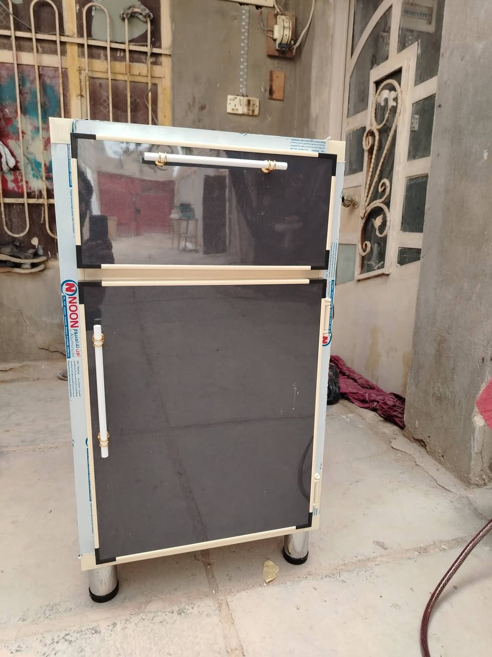 ميز الألمنيوم جديد لون اسود الارتفاع متر عرضه ٥٥ وعمقه ٥٥ جراره وباب شغل تسكام درجه اولئ شغل كابون ٤ملم حته الصفاح سعره ٦٥ الف مكاني ديوانيه قرب مدرسه الخلاني ***********
