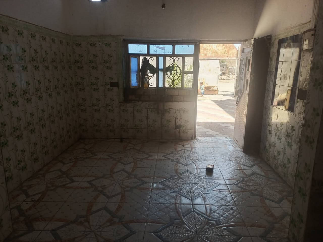 السلام عليكم بيت 200 متر للبيع يحتوي ع 2 غرف + صاله + مطبخ ديوانيه صحيات داخل وخارج
المكان حي ام البنين خلف التضحيه  شارع تبليط بسمي طابو صرف
 اللاستفسار  *********** + ***********
