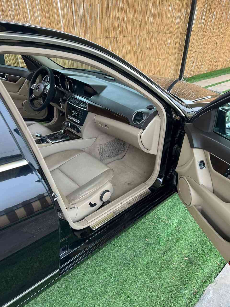 السلام عليكم
مارسيدس c200 2012 خليجي بجمSتو ويل رقم اربيل باسمي
مكينة اربعة سلندر 2000 تيربو ثلاث بردات الخلفية كهرباء بلادي حساسات امامي خلفي ماشية 126 الف 
بيها صبغ دعامية امامية وشوية بجاملغ الخلفي اثر طخة باب الشارع بدون دواخل بدون ارباك 
السعر 125 ورقة وبيها مجال
مكان السيارة بغداد
***********
يوجد واتساب واتصال عادي
مع جزيل الشكر لاداره الموقع والاعضاء الكرام
