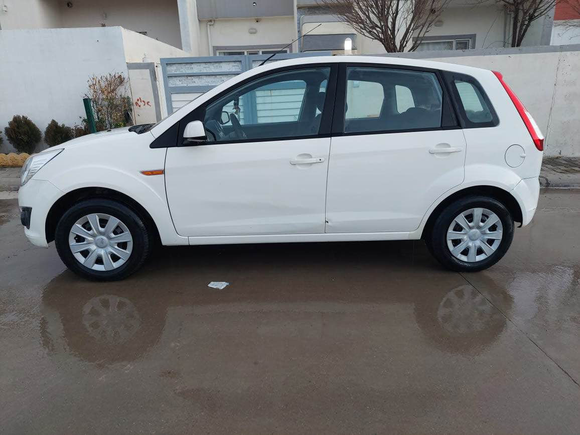 فورد فيگو موديل 2015 
135هةزار روشتوة بةشةرتي گيرو مةكينة 
سةيارةيةكي زور جوانو تندو تولة 
سةنةوي تا 2029 تازةية 
سونةرم داناوة 
نرخ 88 معامةلة 
*********** السليمانية, العراق
